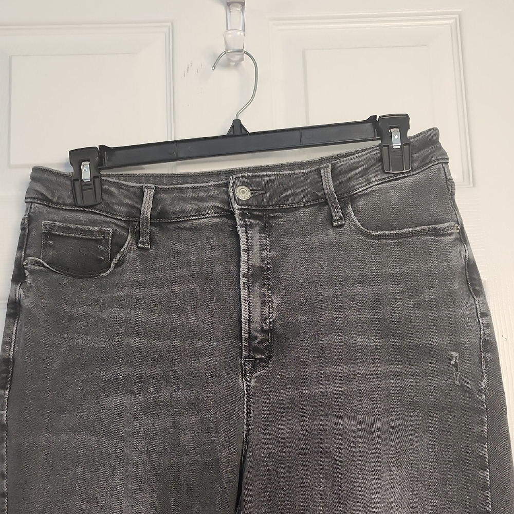 Old Navy Charcoal Distressed Cropped Jeans - Picture 2 of 13